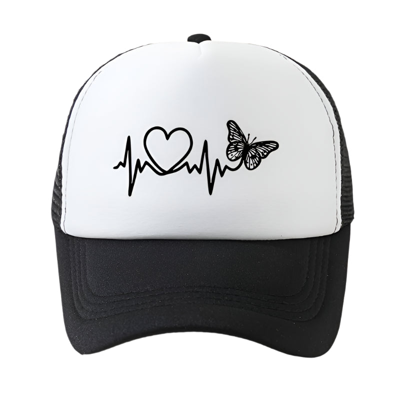 Gorra con corazón en blanco y negro